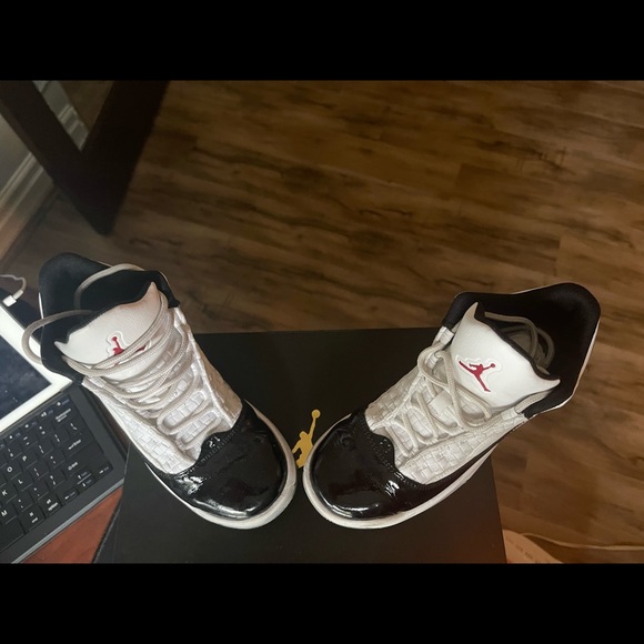 Air Jordan max aura2 youth size 4 - Picture 3 of 8